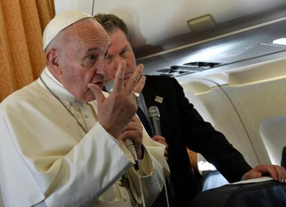 El papa Francisco se dirige a los periodistas desde su avión mientras vuela hacia el Cairo, desde Roma (Italia). A su llegada a la capital egipcia, Francisco cumplirá primero una breve visita al palacio presidencial para saludar al jefe de Estado, Abdel Fatah Al Sisi, quien goza del apoyo de los cristianos de Egipto tras el derrocamiento del islamista Mohamed Mursi en 2013. También deberá reunirse con el papa copto ortodoxo, Teodoro II y el gran jeque de Al Azhar, Ahmed al Tayeb.