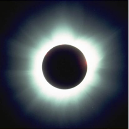 Eclipse total en el que se puede apreciar a simple vista la corona solar. El color verdoso de ésta se debe a los átomos de hierro ionizados que emiten luz en la longitud verde del espectro.