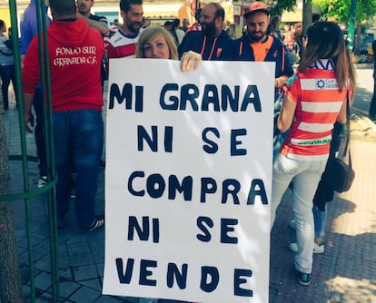 Uma torcedora do Granada faz protesto na porta do estádio. Especulou-se que o Real Madrid poderia ter dado dinheiro ao time para vencer o Barcelona.