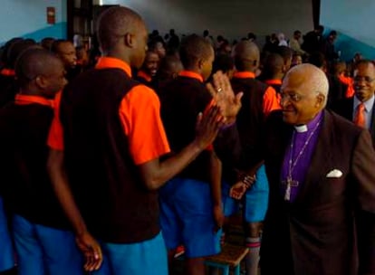 El arzobispo Desmod Tutu saluda a un alumno ayer en Nairobi, donde asistirá al Foro Social Mundial.