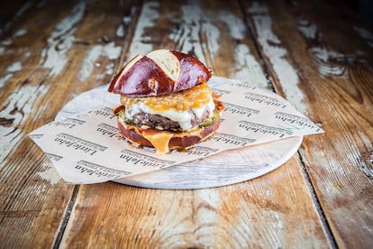 Burguer 'La Emilita', elaborada con pan Pretzel y carne de vaca frisona asturiana, premiada en 2022. 