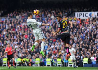 Cristiano remata de cabeza ante Diego Reyes.