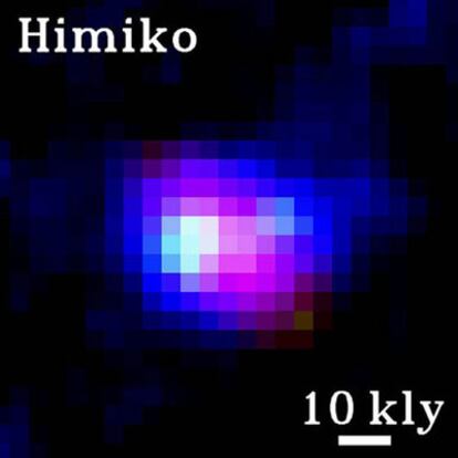 Imagen compuesta de la nube de gas Himiko, en falso color. La barra blanca (abajo, a la izquierda) equivale a 10.000 años luz.