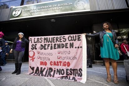 Protesta ciudadana frente al Tribunal Superior de Justicia del Distrito Federal antes de la audiencia para escuchar a Yakiri.