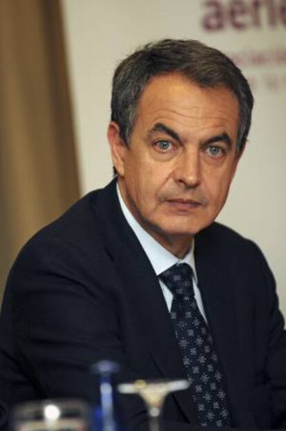 El expresidente del Gobierno José Luis Rodríguez Zapatero, durante la presentación del libro "Una alternativa al desembarco de Normandía en España", de Encina Cendón, Silvia Gallo, Tania López y Maxi Rey, editado por la Asociación de Estudios Sobre la Represión en León AERLE, hoy en León.