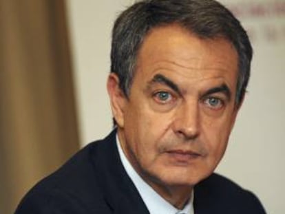 El expresidente del Gobierno José Luis Rodríguez Zapatero, durante la presentación del libro "Una alternativa al desembarco de Normandía en España", de Encina Cendón, Silvia Gallo, Tania López y Maxi Rey, editado por la Asociación de Estudios Sobre la Represión en León AERLE, hoy en León.