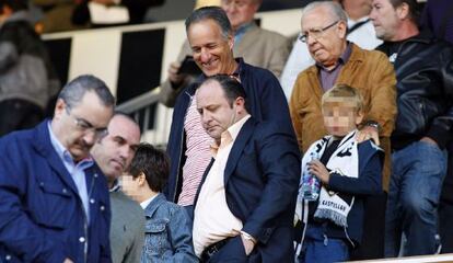 José Laparra, en el centro con camisa clara, en un partido de fútbol entre el Castellón y el Benidorm, el 17 de octubre de 2010.