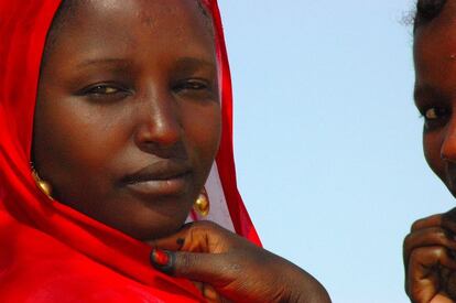 2006, Darfur, Sudán. Existe una vida paralela al conflicto; algo que normalmente no se ve en las noticias: niños jugando, hombres reuniéndose a charlar, e incluso mujeres expresando su feminidad. En definitiva, la belleza de la vida que continúa a pesar de la violencia. Este es el lado humano de ese otro mundo que a veces nos puede parecer tan lejano, pero que en realidad no lo es tanto.