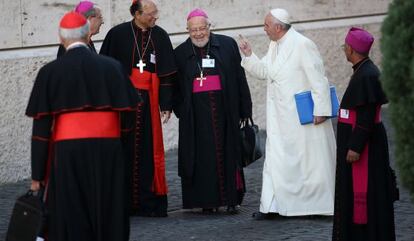 El Papa, junto a varios prelados, durante el Sínodo de la Familia.