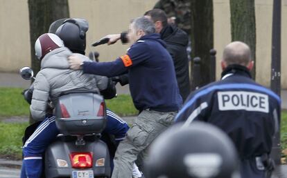 Dos policies aturen una parella amb moto a punta de pistola a Porte de Vincennes.