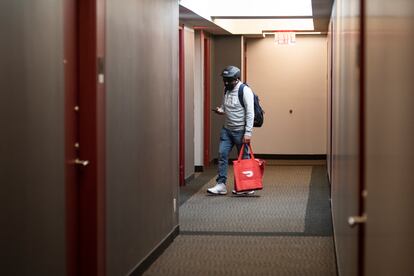 Um 'deliverista' durante uma entrega em Nova York.