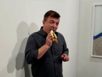 No hay nada inocente en la banana que ha expuesto Maurizio Cattelan en Miami ni tampoco en el hecho de que después otro artista se lo comiera  el escándalo está calculado al milímetro para poner en cuestión el mercado del arte