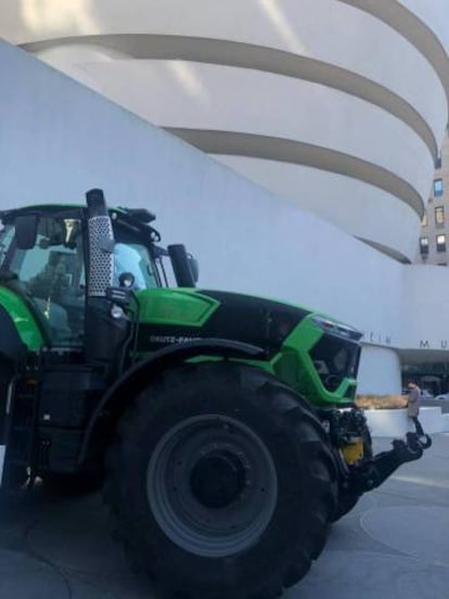 Tractor aparcado a las puertas del Museo Guggenheim de Nueva York durante la exposición 'Countryside. The Future', de Rem Koolhaas.