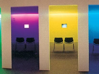 Imagen de una de las instalaciones de <i>Between the Frames: The Forum, </i>de Muntadas, que ha adquirido el Macba.