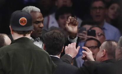 Charles Oakley, en el centro, durante el incidente.