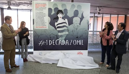 Alejo Casinello (primero por la izquierda), Sara Herranz, María José Ruiz y Alberto Martínez durante el descubrimiento del mural el pasado martes en Atocha.