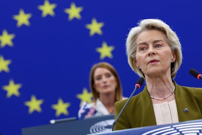 La presidenta de la Comisión Europea, Ursula von der Leyen, pronuncia su discurso durante el debate sobre el estado de la UE, este miércoles en Estrasburgo. 