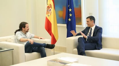 Pedro Sánchez (r) and Pablo Iglesias.