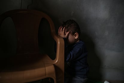 Parientes de la familia Kadih, cuyos miembros fueron asesinados durante los ataques israelíes, lloran durante su funeral celebrado en Jan Yunis, este lunes. 