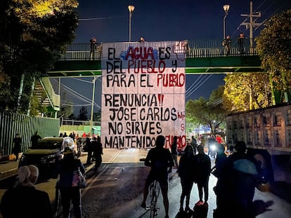 Vecino de San Gregorio Atlapulco mantienen bloqueadas las Avenidas Nuevo León y Tenochtitlán esto en dirección a la carretera Oxtepec en la alcaldía Xochimilco.