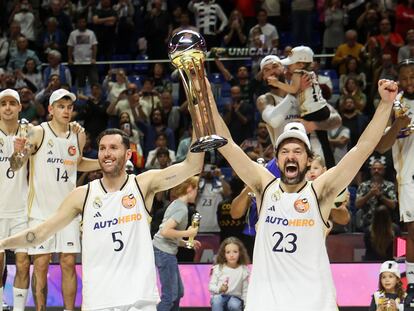 Rudy Fernández y Sergio Llull levantan el trofeo de la Copa del Rey.