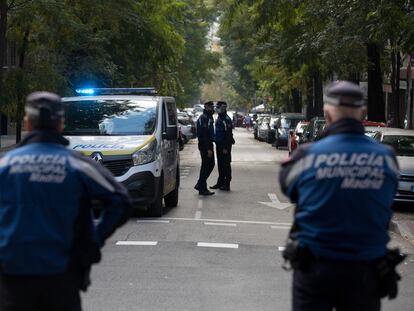 Agentes de la Policía Muncipal controlan las restricciones impuestas con motivo de la pandemia en una calle de Madrid el pasado día 2.