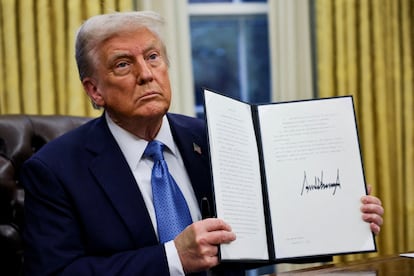 El presidente de Estados Unidos, Donald Trump, sostiene una orden ejecutiva firmada en la Casa Blanca en Washington, Estados Unidos el 31 de enero de 2025.