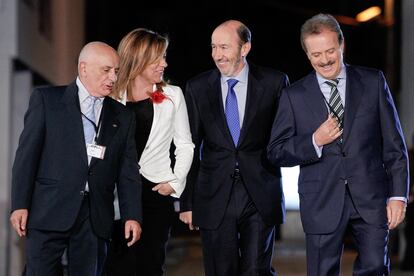 El candidato del PSOE, Alfredo Pérez Rubalcaba, llega al Palacio de Congresos, acompañado de su jefa de campaña, Elena Valenciano, de Manuel Campo Vidal y de Fernando Navarrete.