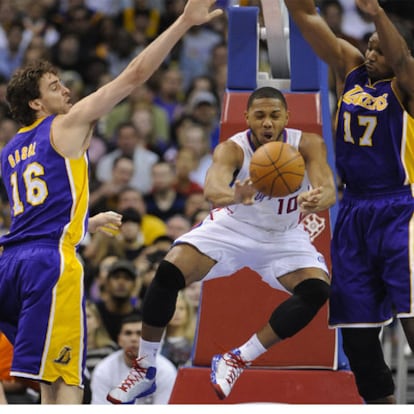 Eric Gordon, de los Clippers, entre Pau Gasol y Andrew Bynum.