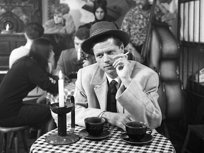 El modelo Terry Brook posa en una cafetería de Brompton Road, Londres, en 1959.