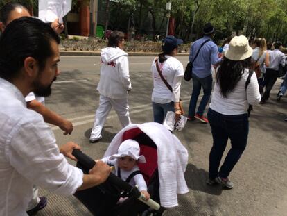 Los manifestantes acudieron con sus hijos a la marcha, en el Día del Niño.