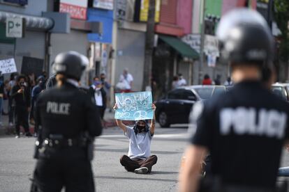 Un manifestante en la protesta de Van Nuys, Los Ángeles, este lunes. 