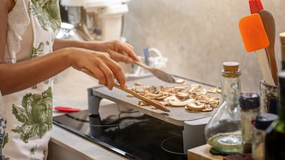 Cocina una gran variedad de alimentos al mismo tiempo gracias a la amplitud de sus placas. GETTY IMAGES.