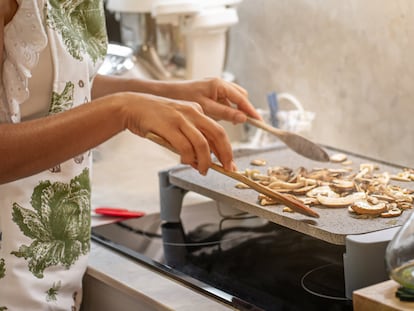 Cocina una gran variedad de alimentos al mismo tiempo gracias a la amplitud de sus placas. GETTY IMAGES.