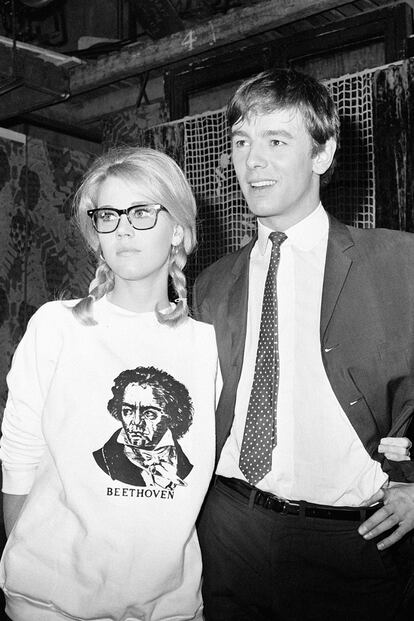 Jane Fonda junto a Peter McEnery en una imagen de 1965. ¿Veremos sudaderas de algodón con grandes personajes (como en la imagen) en su colección?