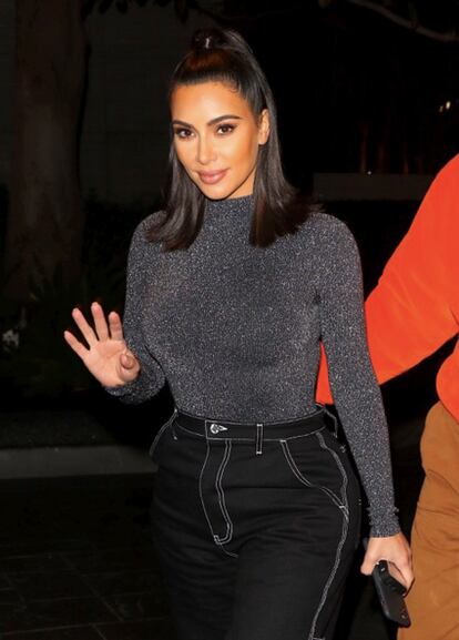 Kim Kardashian suele compartir en redes sociales sus momentos en la cocina y da consejos a sus seguidores para que puedan elaborar los mismos platos: pollo frito, judías, macarrones con queso... Pero la pasión por la cocina la comparte con su madre, Kris Jenner, que publicó en 2014 el libro 'In the Kitchen with Kris: A Kollection of Kardashian-Jenner Family' (En la cocina con Kris: Una colección de la familia Kardashian-Jenner, en inglés), con recetas y trucos para decorar la mesa.