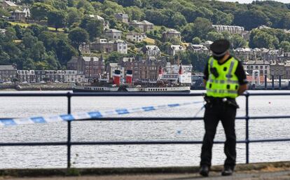 Un policía patrulla este viernes en la isla de Bute.