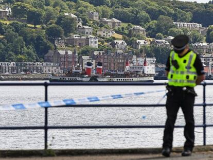 Un policía patrulla este viernes en la isla de Bute.