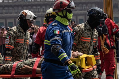 Cuerpos de rescate y emergencia participan en el Simulacro Nacional en el Zócalo, este 19 de septiembre de 2024. 