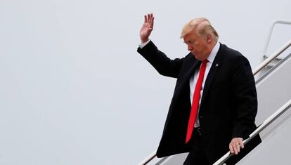 El presidente de Estados Unidos, Donald Trump, baja del avión presidencial.