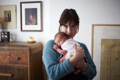 La fotógrafa Jenny Lewis se ha pasado los últimos cinco años fotografiando a madres de Hackney (Londres) con sus hijos recién nacidos y con apenas 24 horas de vida. Su proyecto lo recoge el libro One Day Young, última novedad de la serie East London Photo de la editorial Hoxton Mini Press. (En la imagen: Jenny posa con su hija Nora)