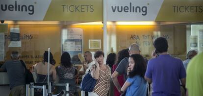 Colas de pasajeros de Vueling en el Aeropuerto de El Prat Terminal 1