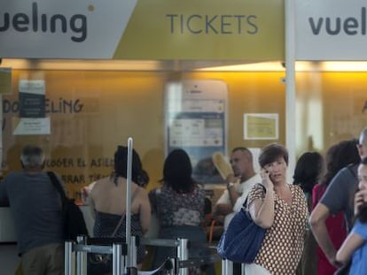 Colas de pasajeros de Vueling en el Aeropuerto de El Prat Terminal 1