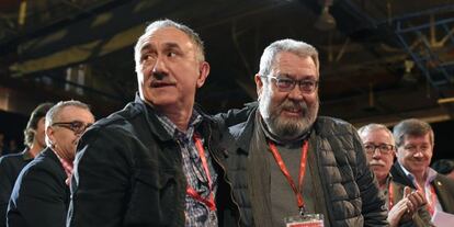 El nuevo secretario general de UGT, Josep María Álvarez, saluda a su antecesor en el cargo, Cándido Méndez.