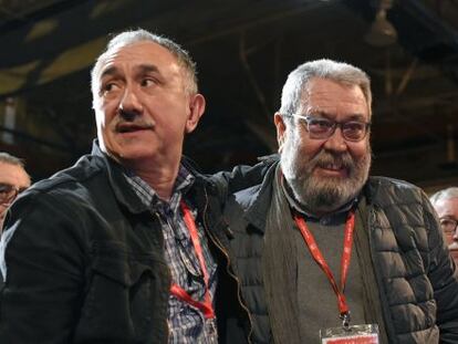 El nuevo secretario general de UGT, Josep María Álvarez, saluda a su antecesor en el cargo, Cándido Méndez.