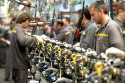 Trabajadores de la planta de Renault en Valladolid controlan el proceso de fabricación del motor diésel K9 15 DCI. EFE/Archivo