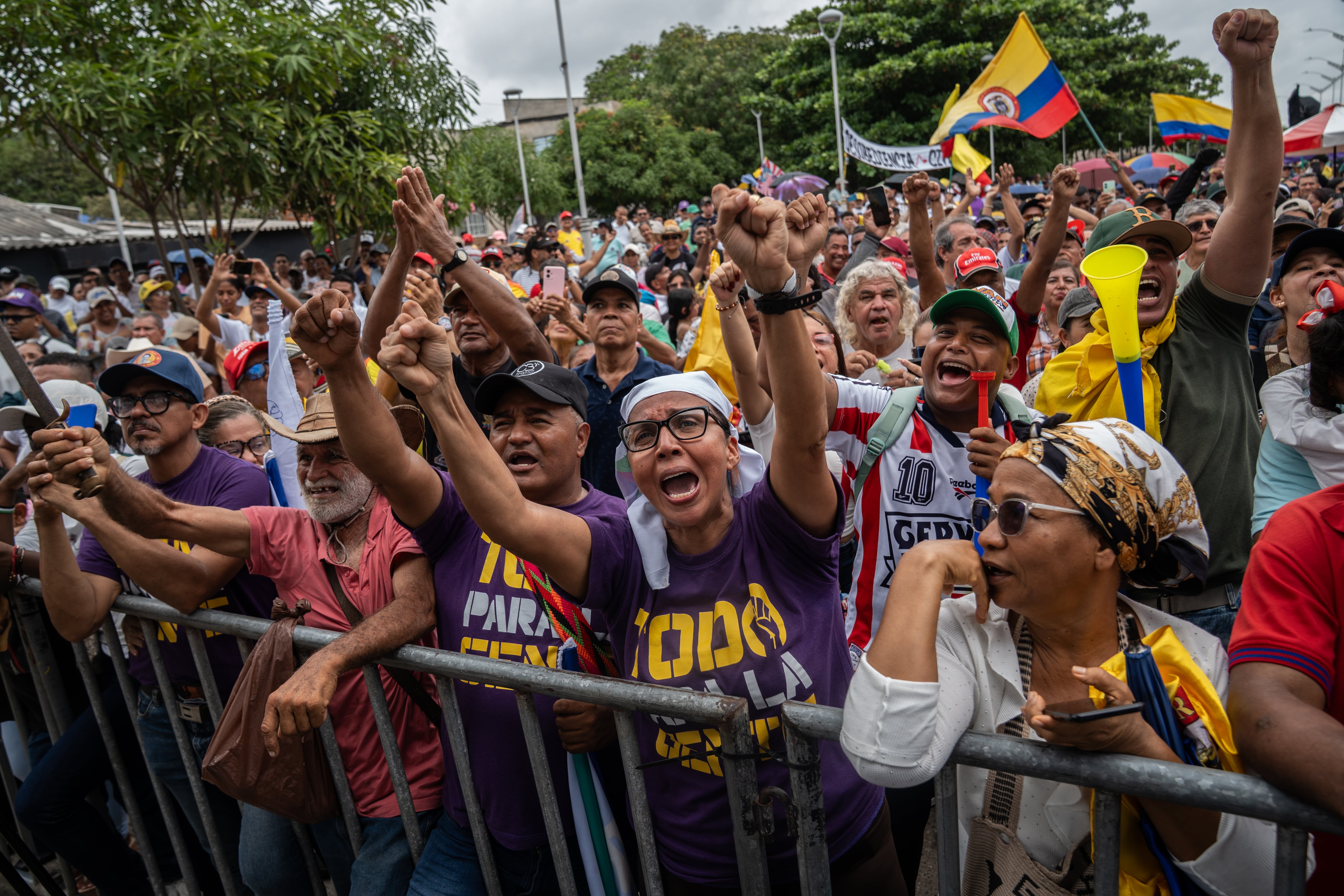 Simpatizantes reaccionan a discurso de Iván Cepeda, en Barranquilla, este viernes.