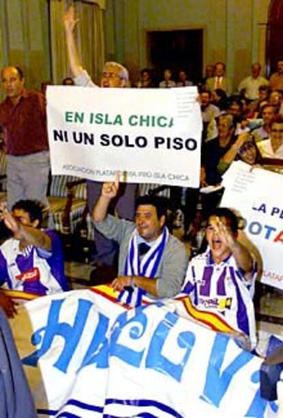 Un grupo de vecinos protesta, ayer, en el pleno de Huelva.