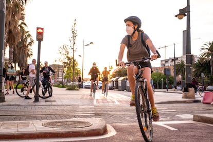 Una mujer monta en bici durante la desescalada en Valencia.