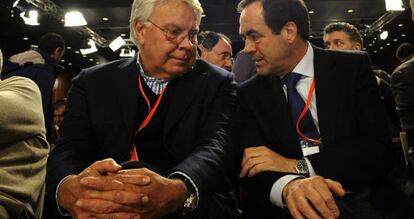 José Bono conversa con Felipe González, ayer en la primera fila del plenario.